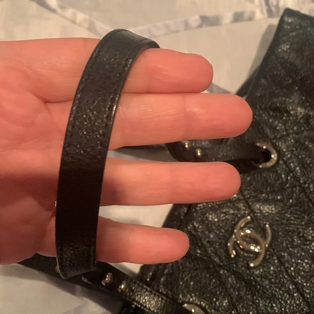 Chanel on the road quilted leather shoulder bag. Black